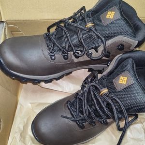 New never worn, men's Columbia boots